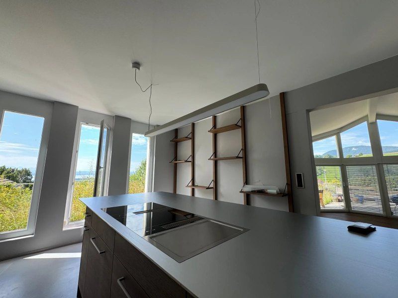 Une cuisine avec un grand îlot et une cuisinière avec four.