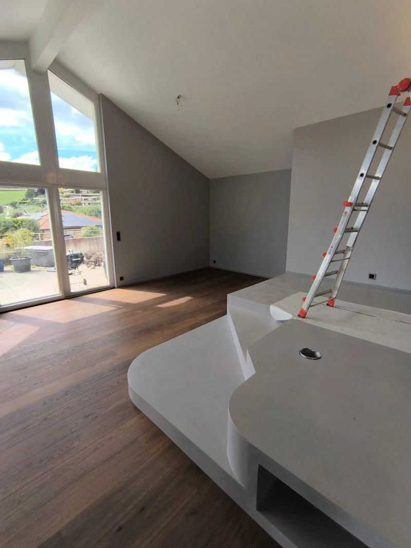 Une pièce vide avec une échelle au milieu