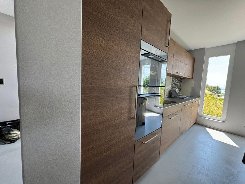 Une cuisine avec des armoires en bois et des appareils électroménagers en acier inoxydable