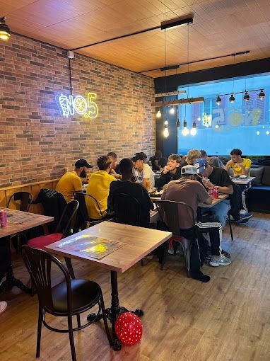 Un groupe de personnes sont assises à des tables dans un restaurant.