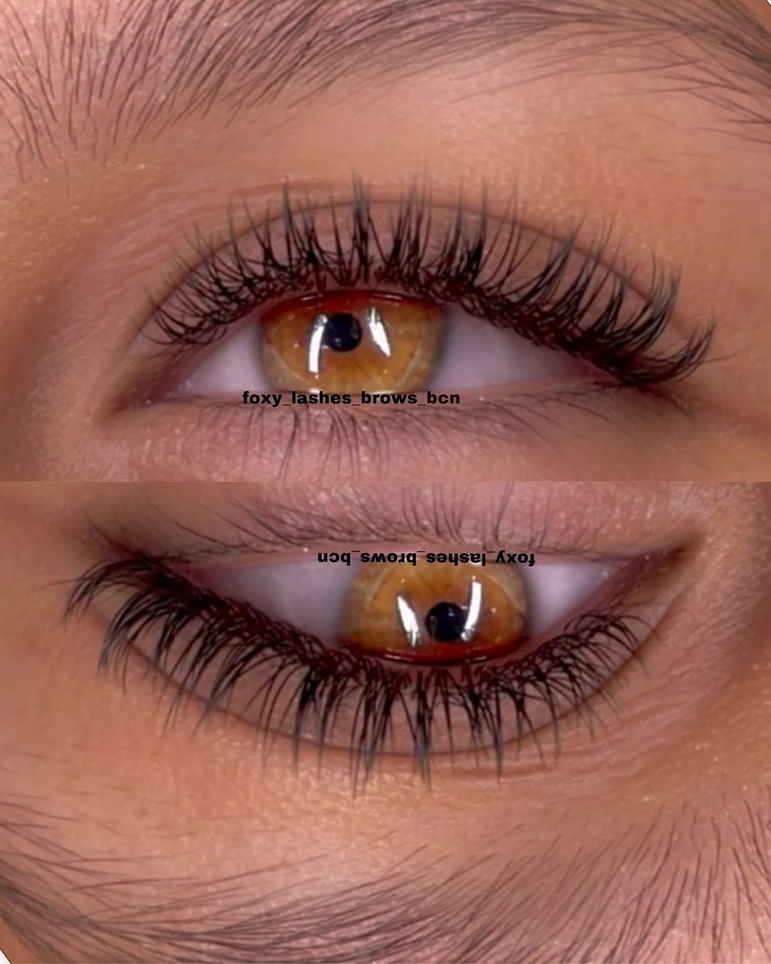 Primer plano de dos ojos marrones con largas pestañas rizadas y maquillaje brillante.