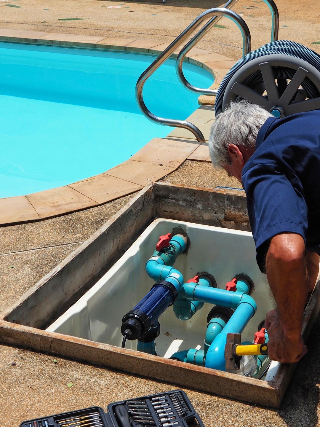 Hombre arreglando deposito piscina