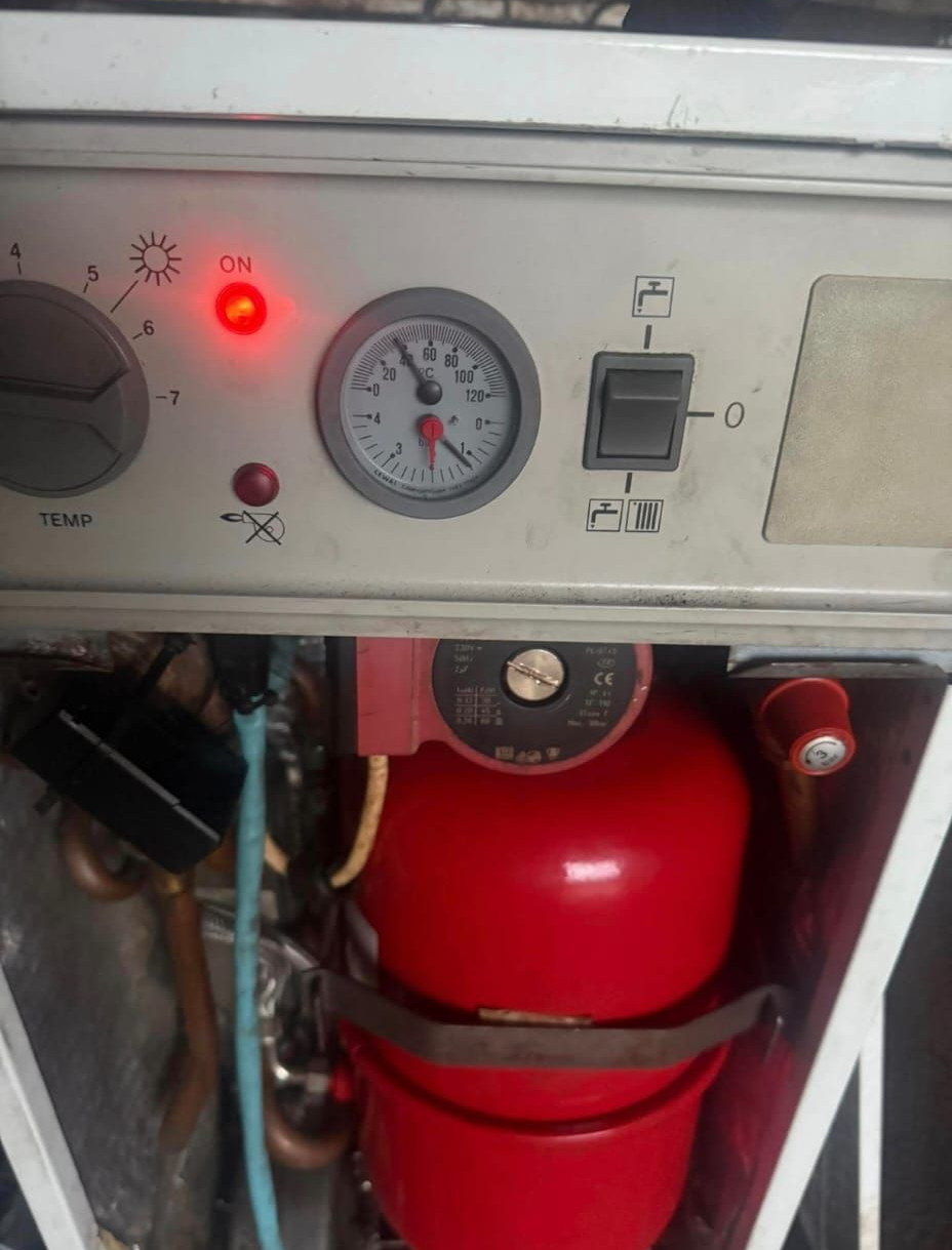 Maquina con bomba roja y botón de on encendido