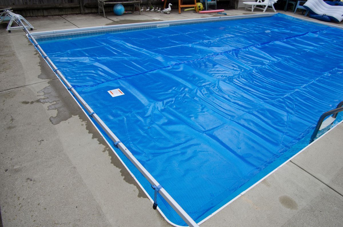 Piscina con lona azul encima