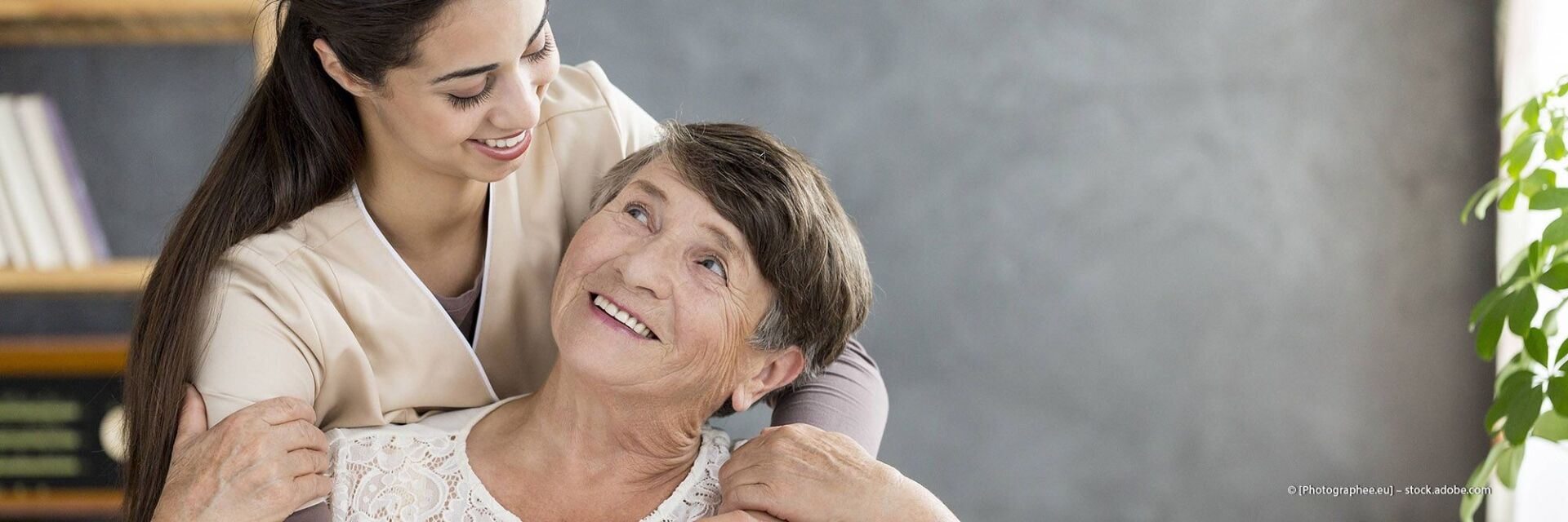 Altenpflegerin hält Seniorin