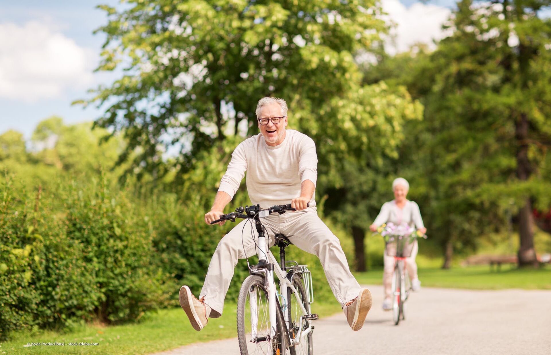 Senioren beim Fahrrad fahren