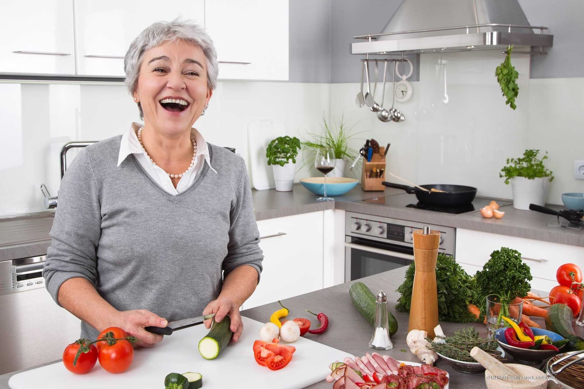 Seniorin beim Kochen