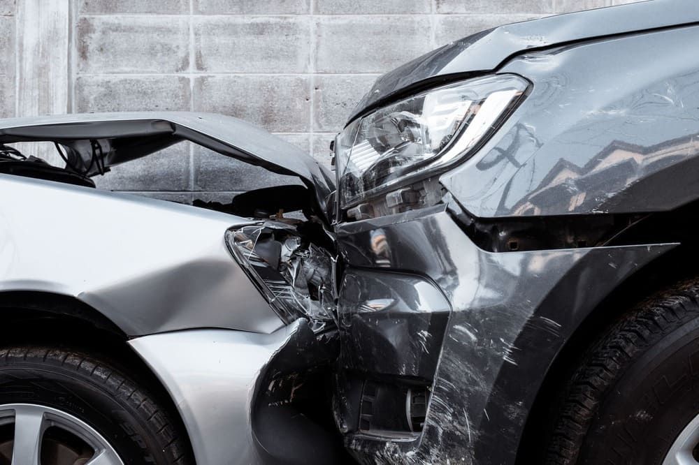 Eine Nahaufnahme von zwei Autos, die in einen Autounfall verwickelt waren.