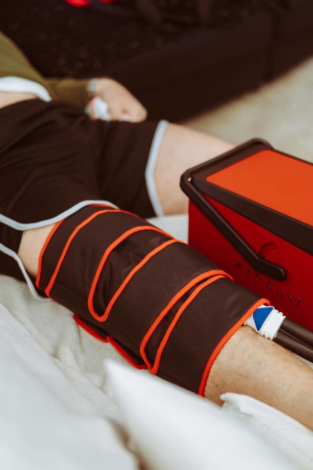 Jambe d'une personne enveloppée dans un bandage réfrigérant