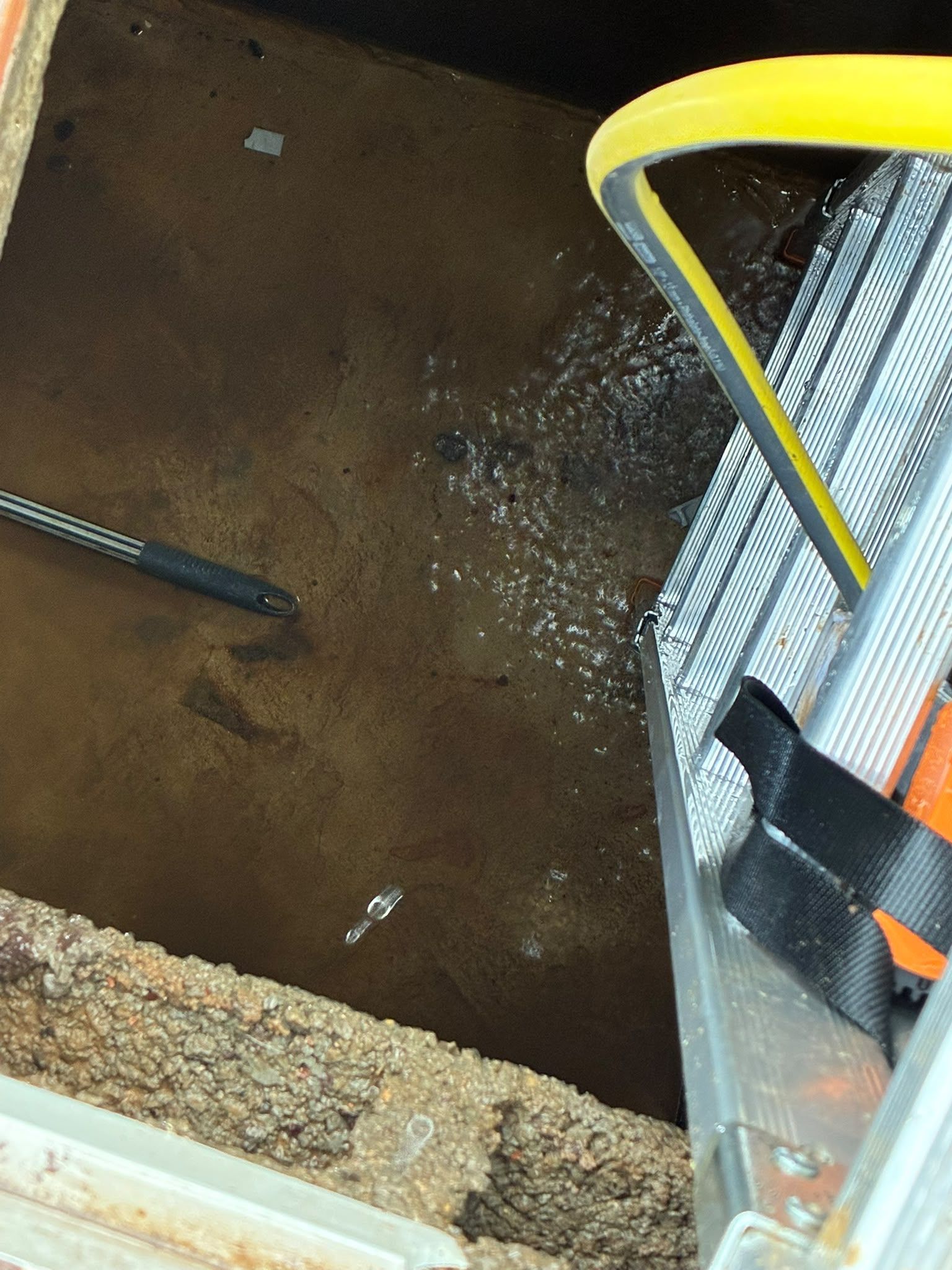 Camión cuba realizando el vaciado de una fosa séptica en Torrent, Valencia