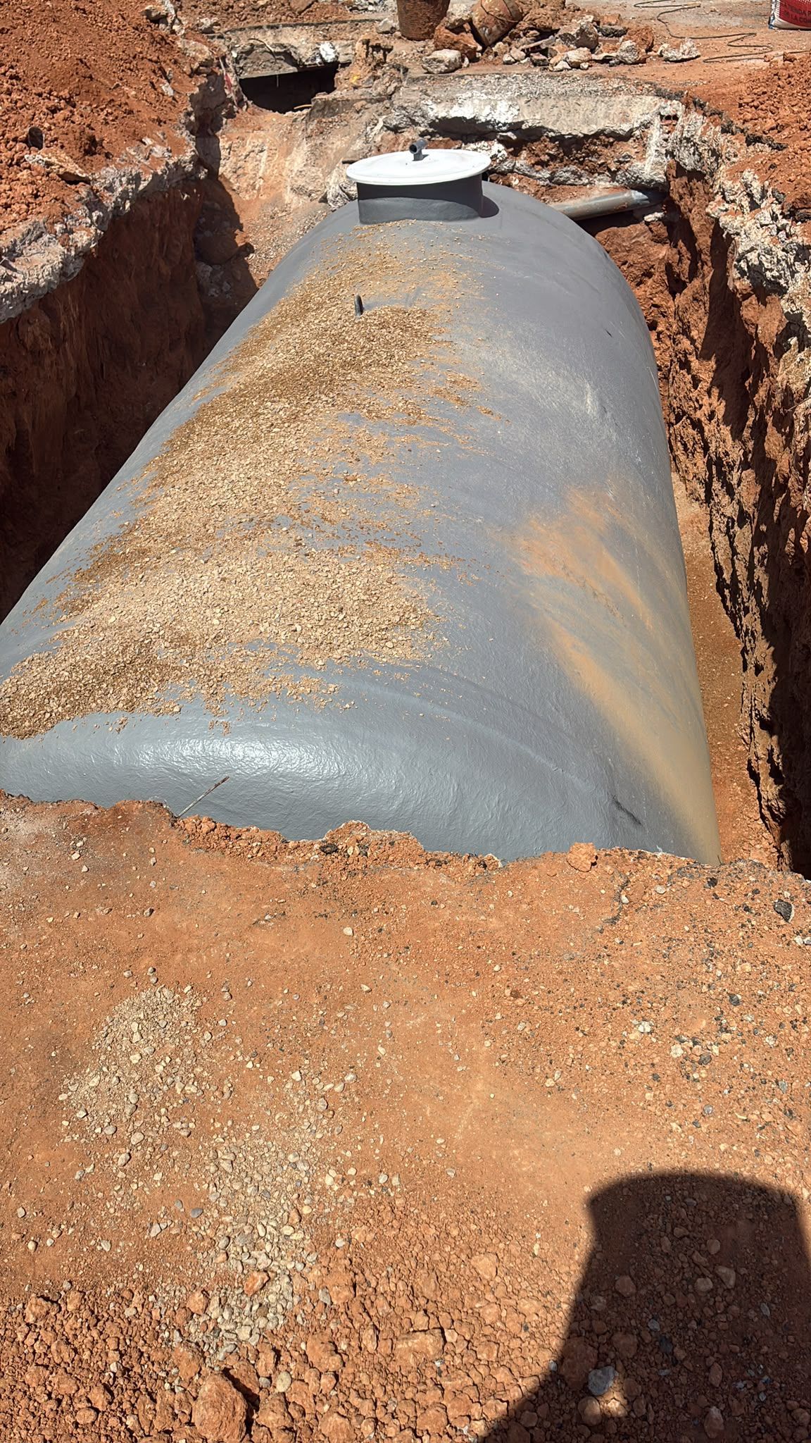 Bomba de achique instalada en un sótano con pozo de registro