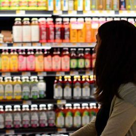 Einkaufen am Kühlregal - Fruchtsäfte