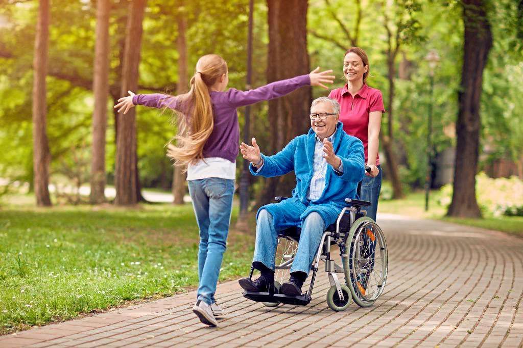Mann im Rollstuhl mit Tochter und Enkeltochter