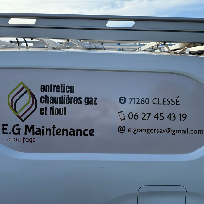 Porte de fourgonnette blanche avec signalétique EG MAINTENANCE, numéro de téléphone, adresse e-mail et logo.