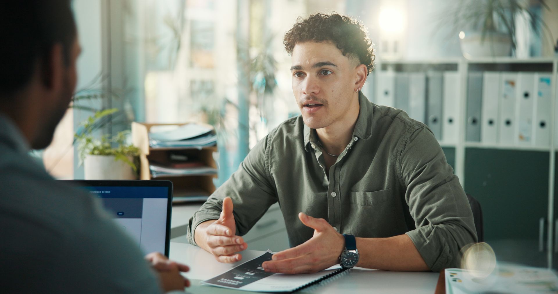 Deux personnes en réunion au bureau.