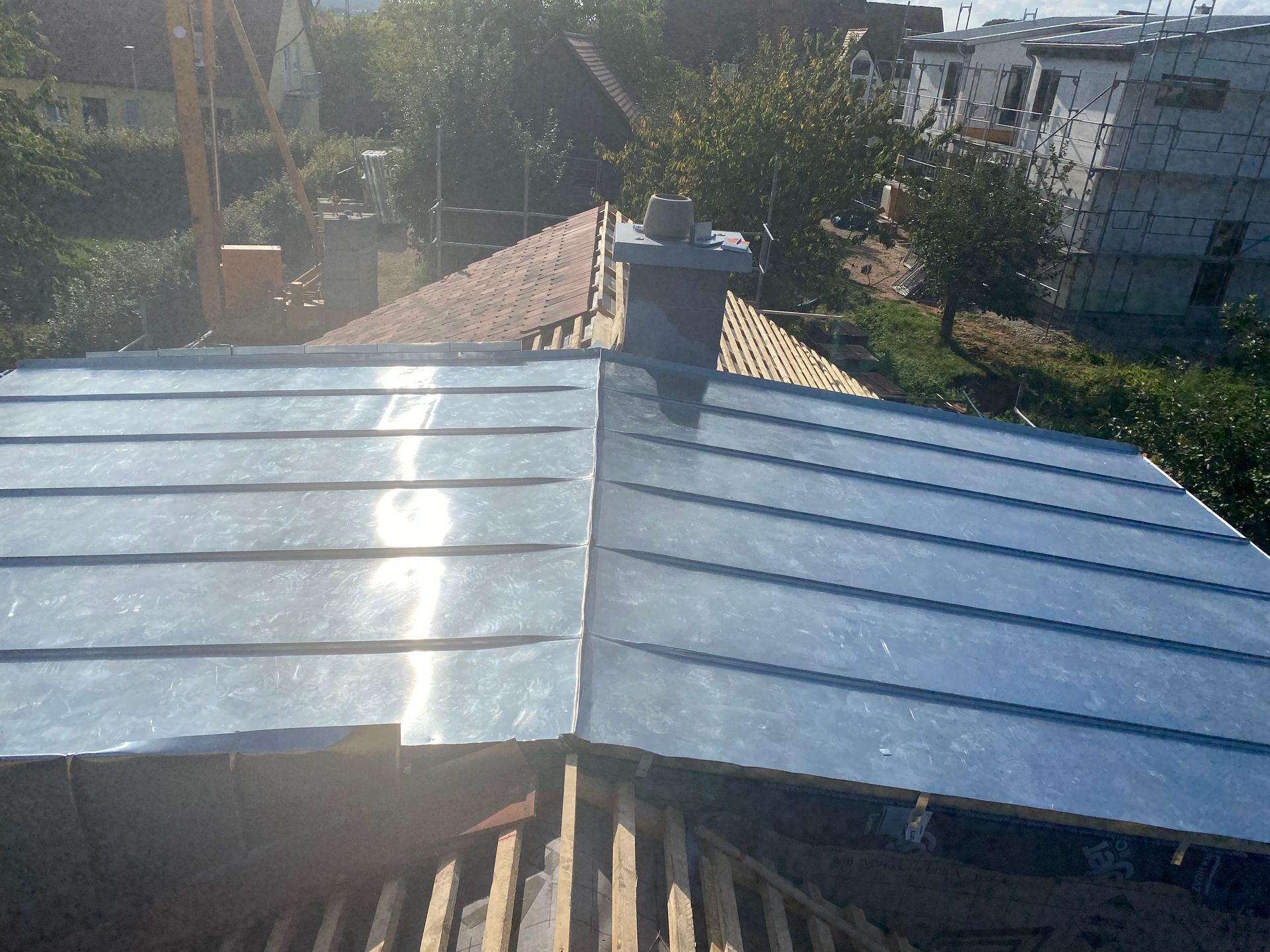 Metallbleche und -spulen werden in einem großen Industrielager gelagert.