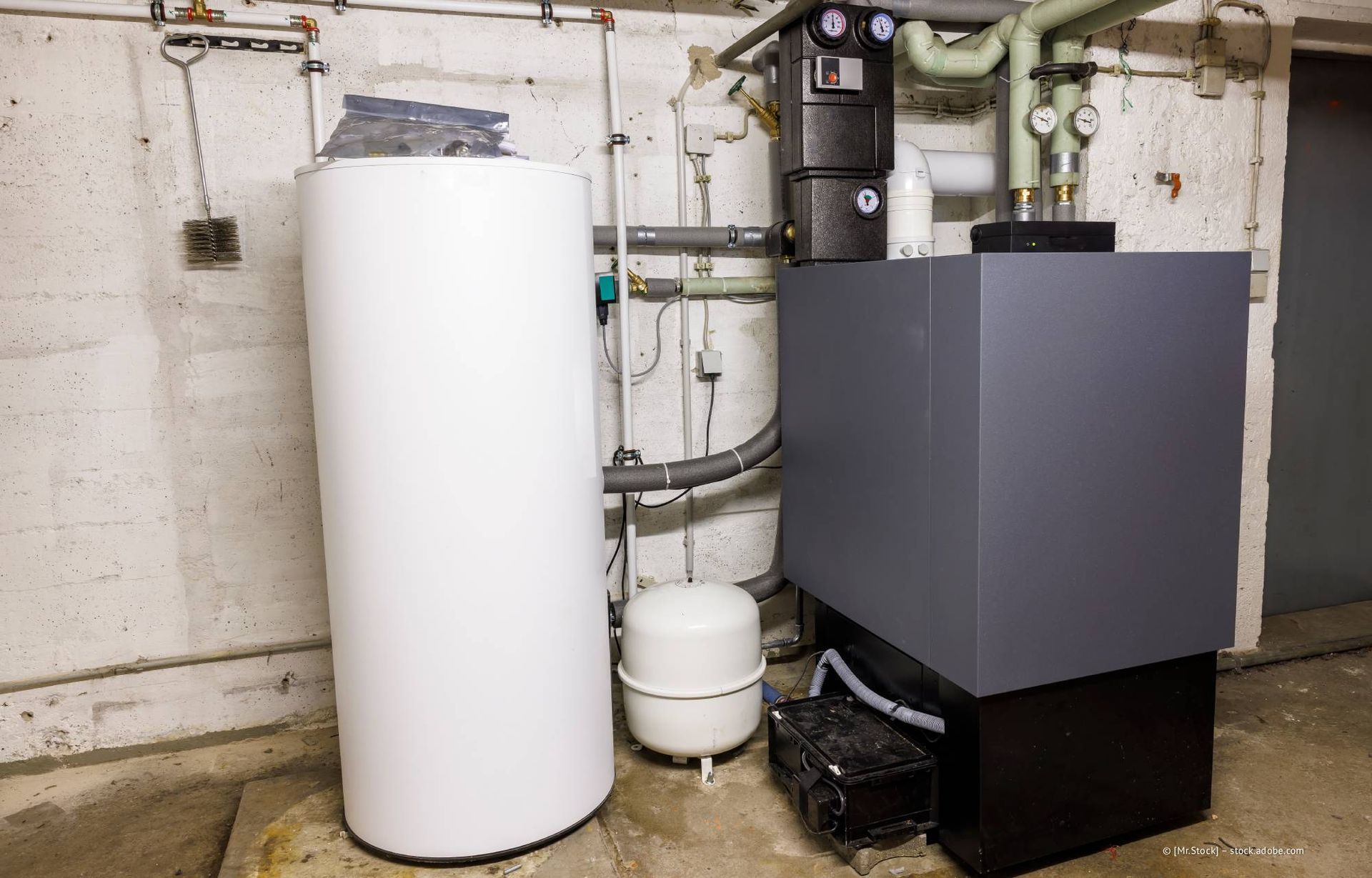 Weiß- und Grauwasserspeicher und zugehörige Ausrüstung im Keller.