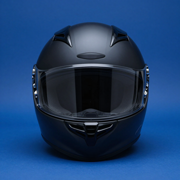 Casco integral de motocicleta negro mate sobre fondo azul.