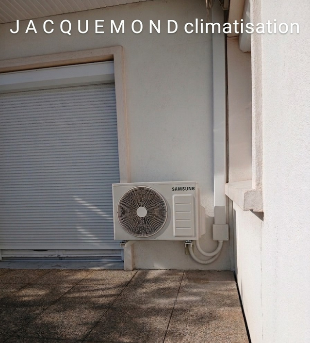 Une unité de climatisation extérieure installée près d'une fenêtre.