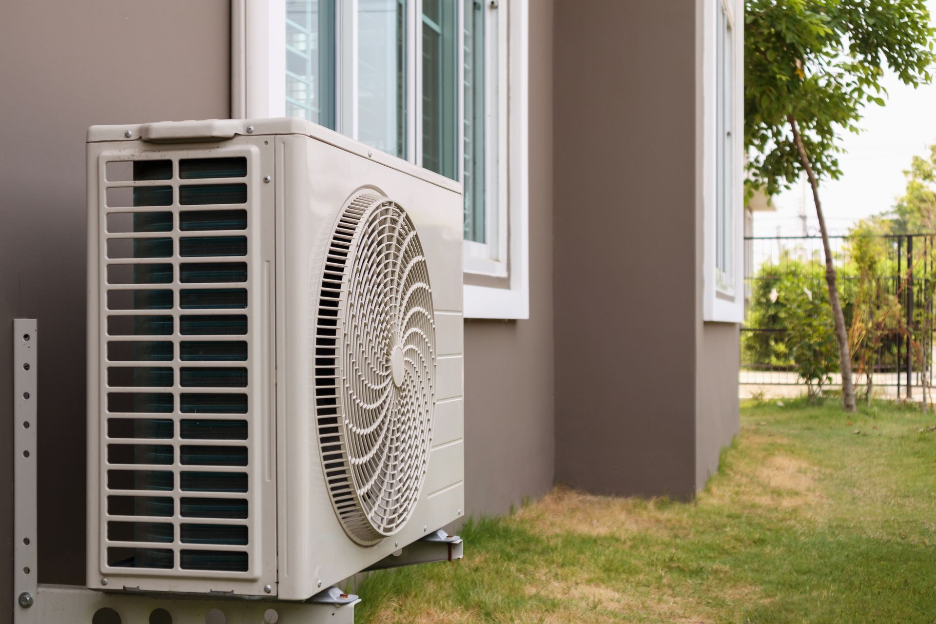 Une unité extérieure de climatisation.