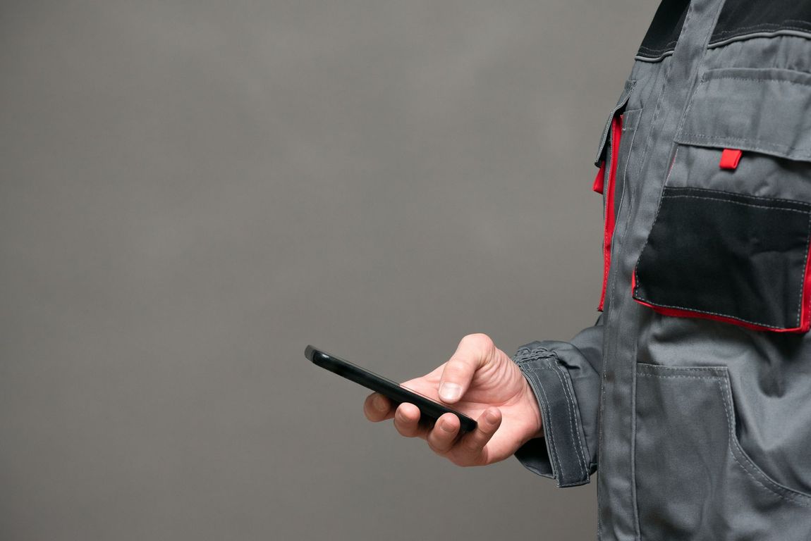 Homme qui tient un téléphone