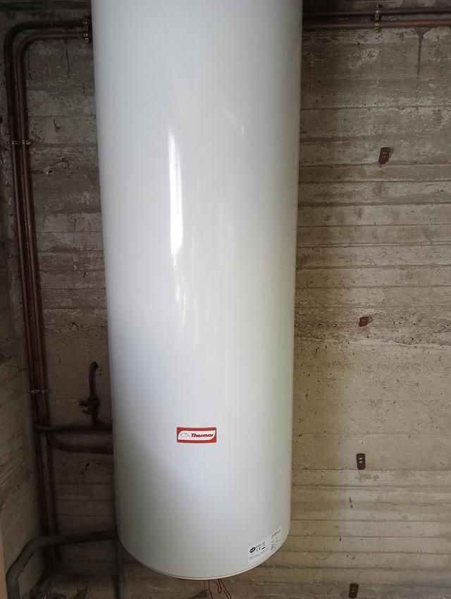 Une pompe à chaleur blanche avec inscription rouge.