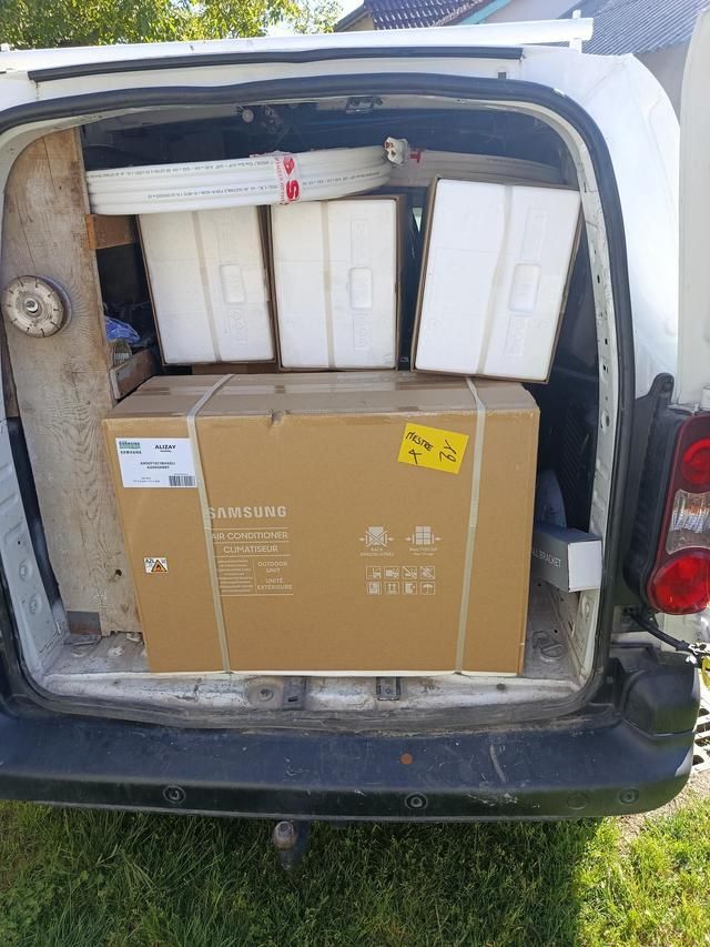 Le camion de l'entreprise avec des cartons à l'intérieur de celui-ci.