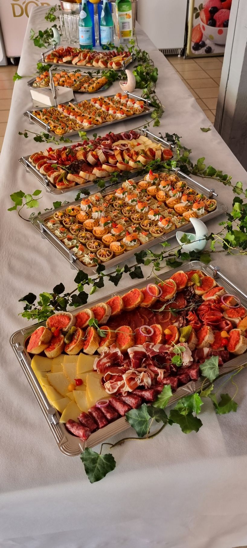 Plateaux de petits toasts avec une feuille de lierre entre eux