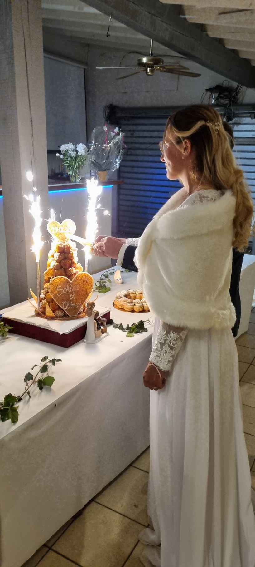 Mariée devant la pièce montée en choux