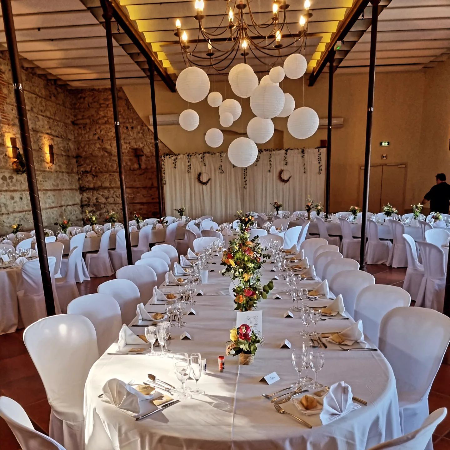 Salle de mariage avec des ballons blancs au plafond