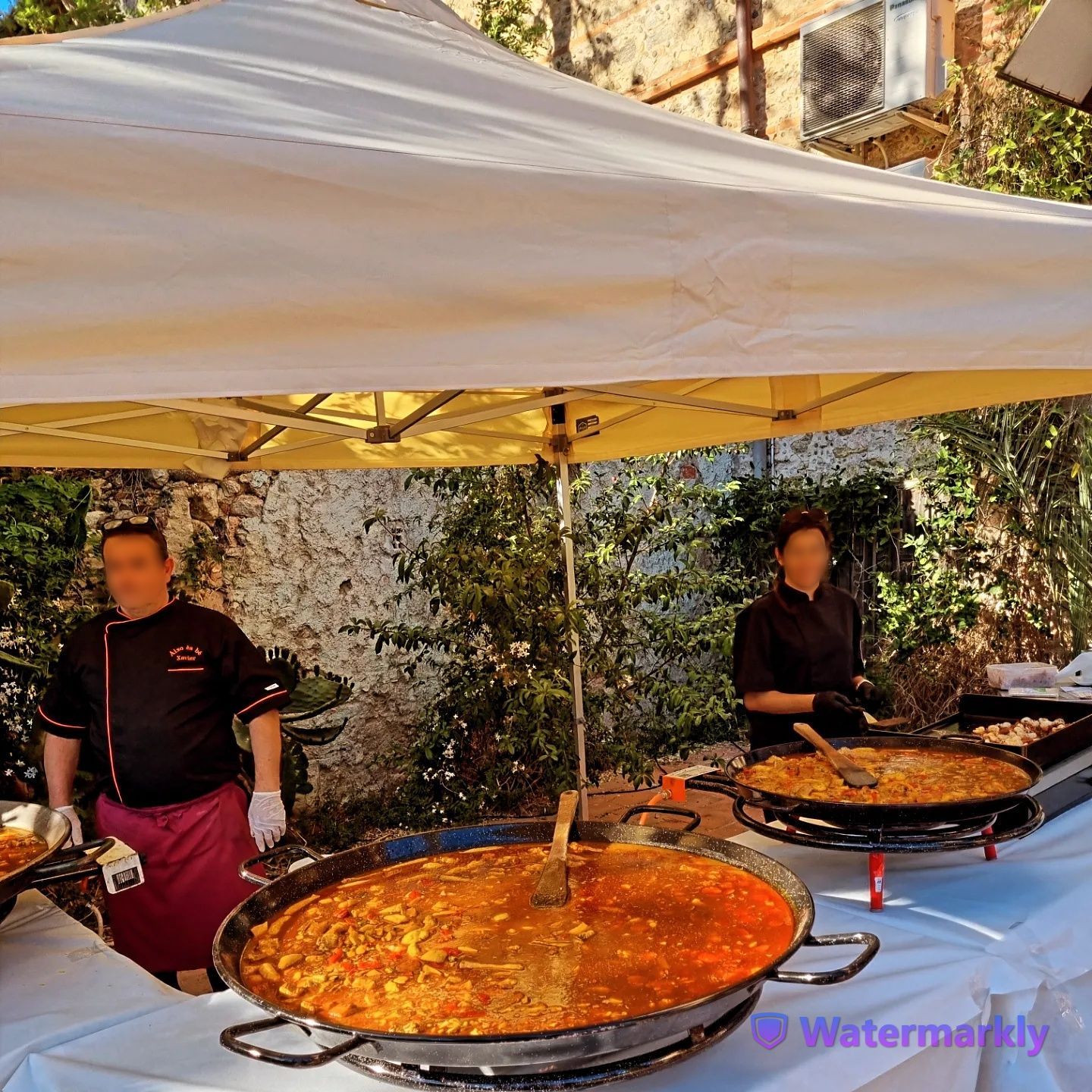 Professionnels du traiteur en train de préparer une paella