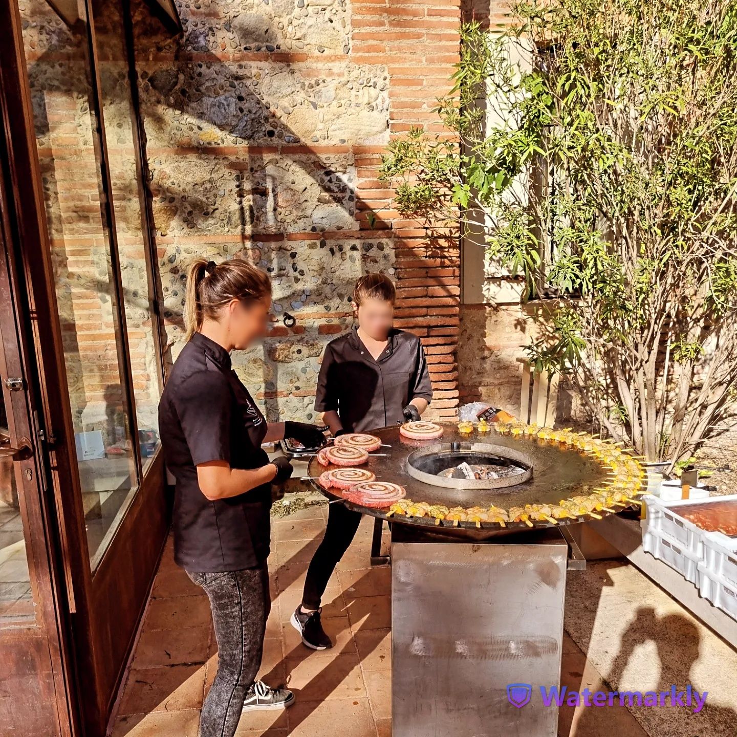 Professionnelles du traiteur préparant une plancha
