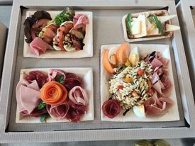 Plateau-repas avec du melon, du jambon, des pâtes et du fromage