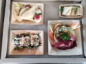 Plateau-repas avec du jambon de pays, des œufs et un dessert