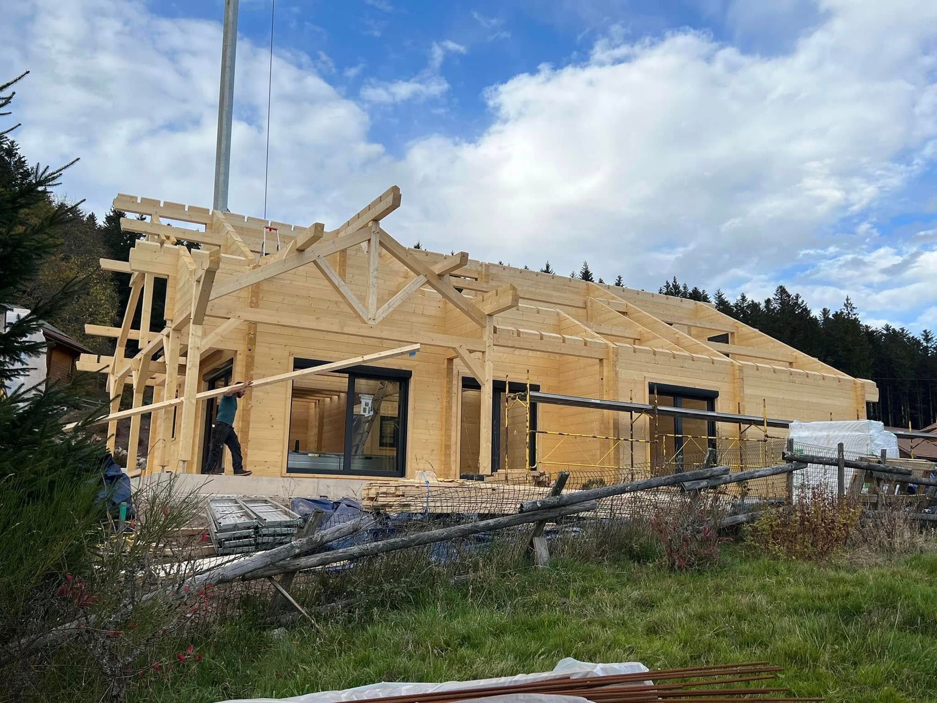 Une maison en bois en construction.