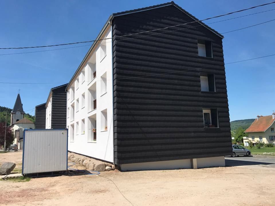 Façade d'une maison avec un bardage en composite.