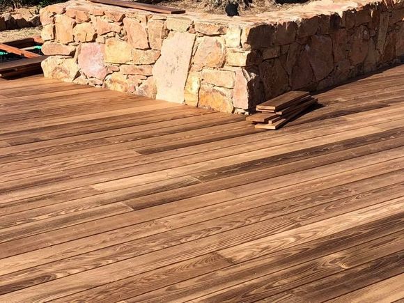 Une terrasse en bois.