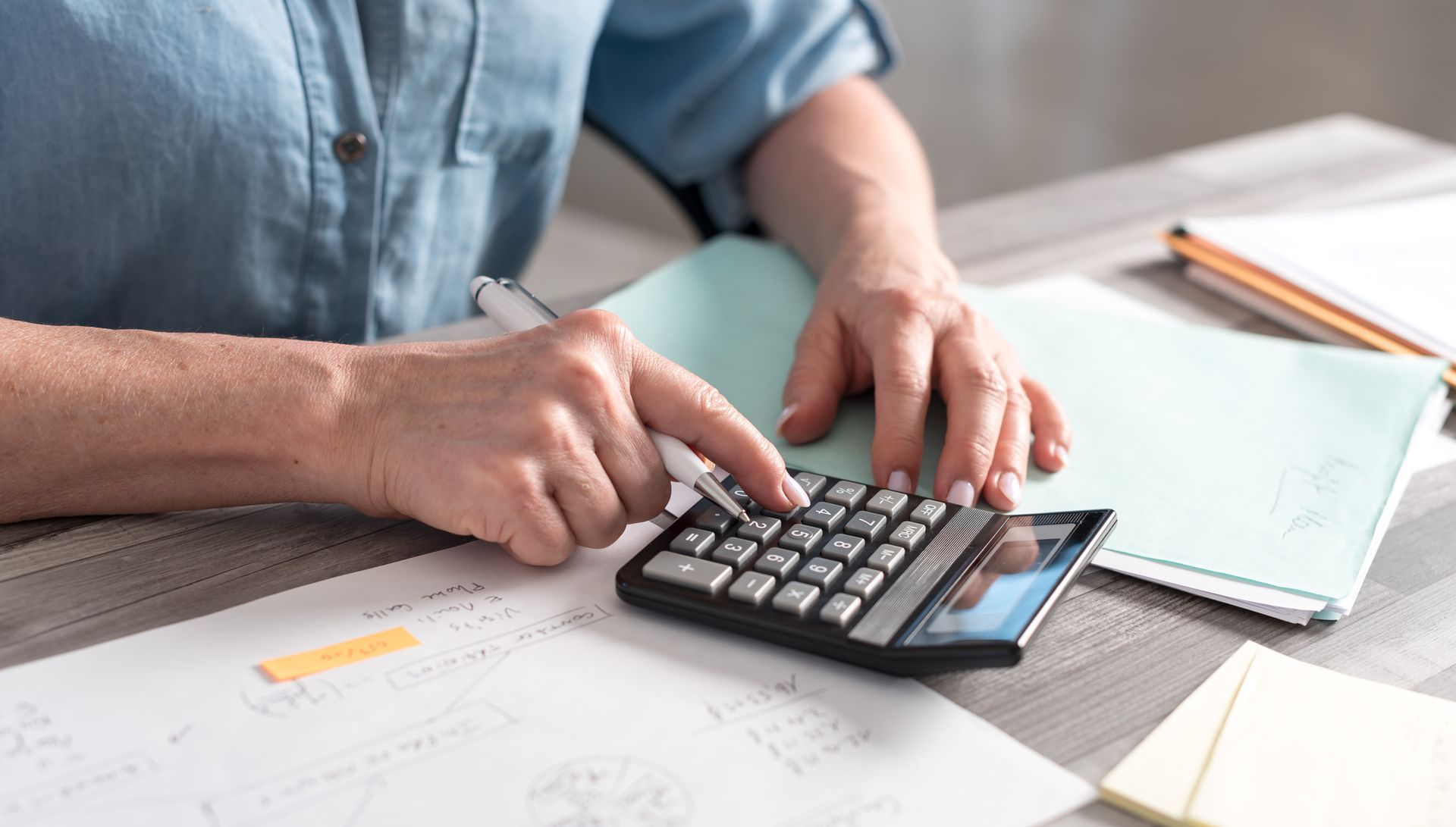 Une personne qui utilise une calculatrice pour effectuer un calcul.