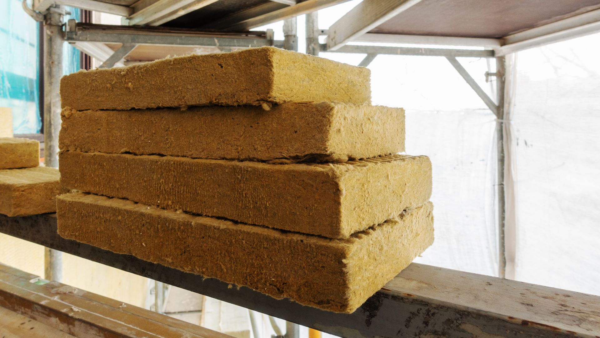 Des panneaux de laine de bois.