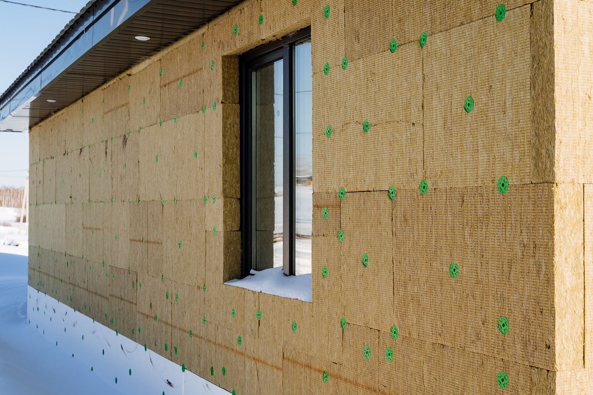 Façade d'une maison avec des panneaux de fibres de bois.