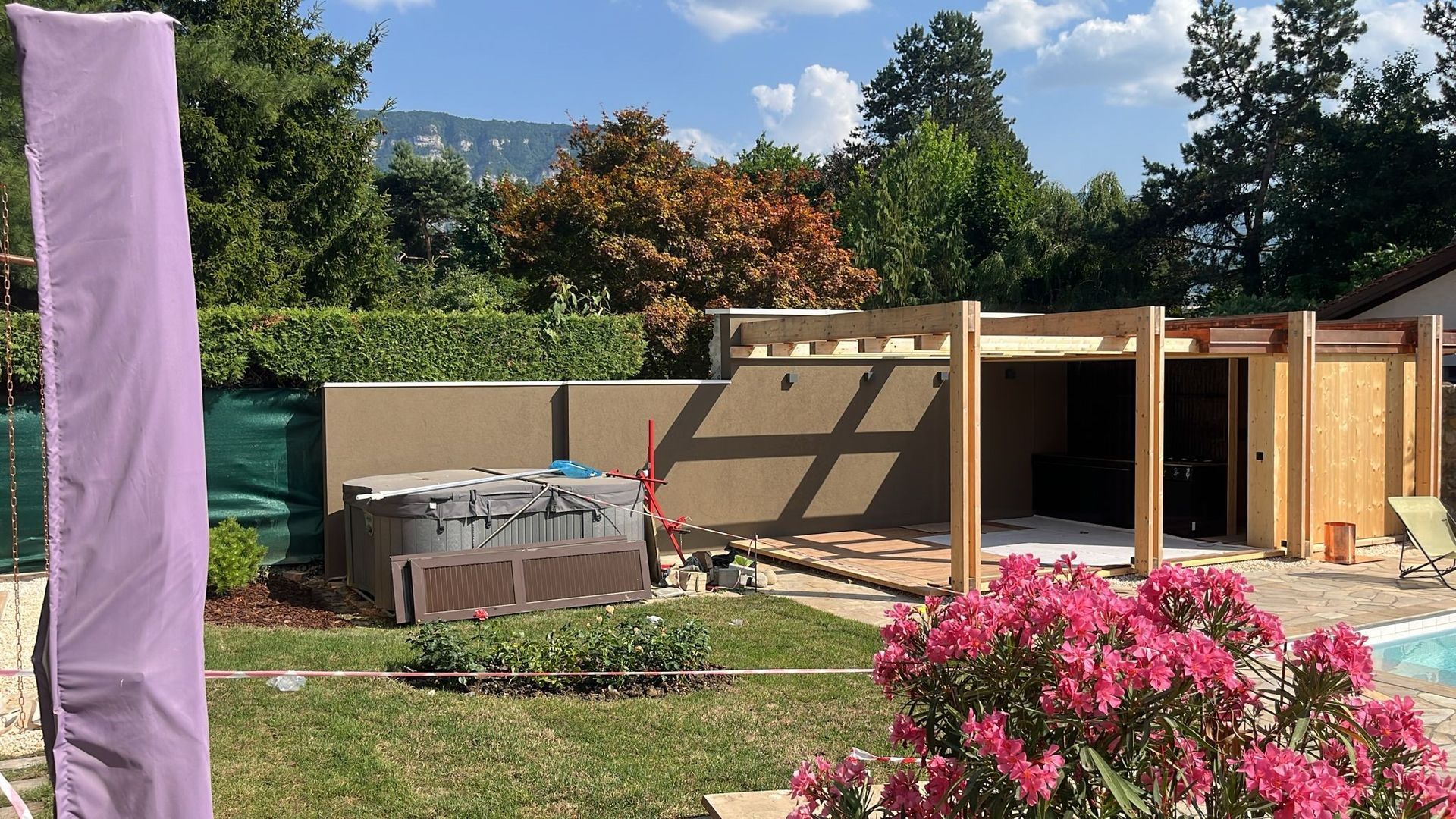 palissade et treillis en bois au fond d'un jardin avec piscine