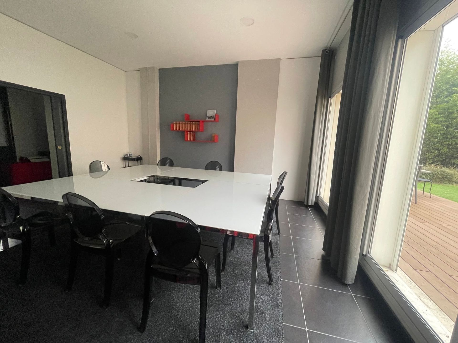 Un bureau avec une table et des chaises.