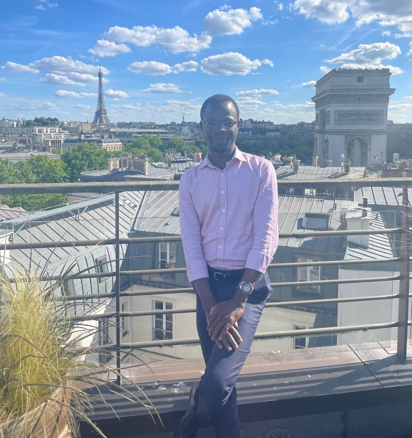 Maître Kpondjo, la tour Eiffel et l'arc de Triomphe.