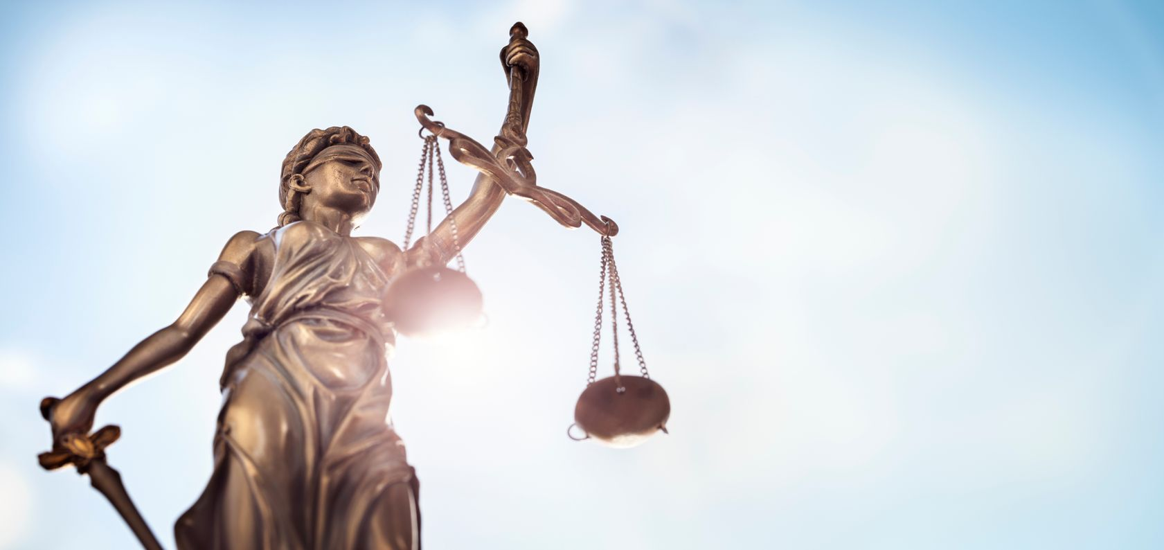 Une statue avec une balance.