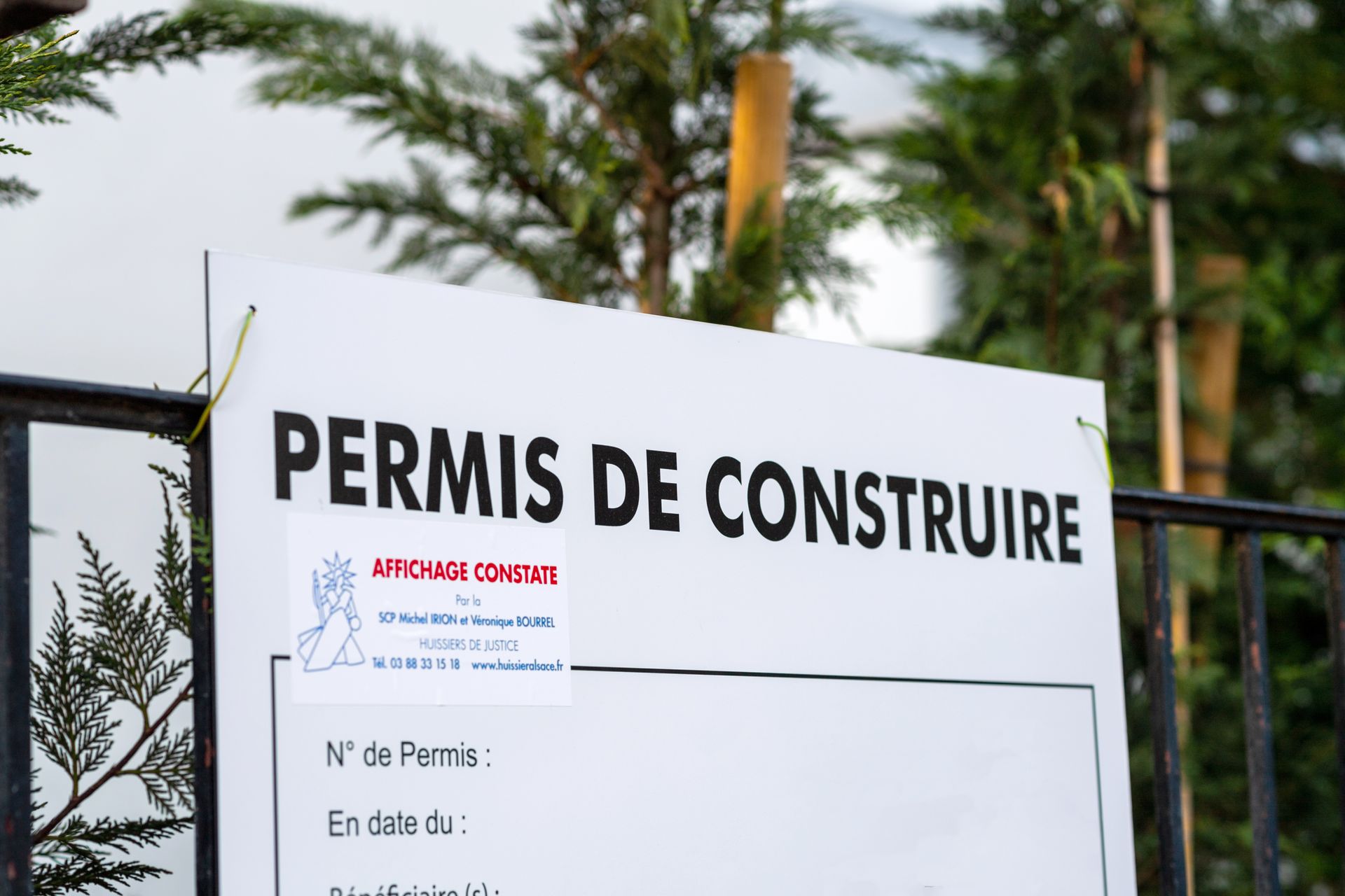 Un panneau blanc de permis de construire.
