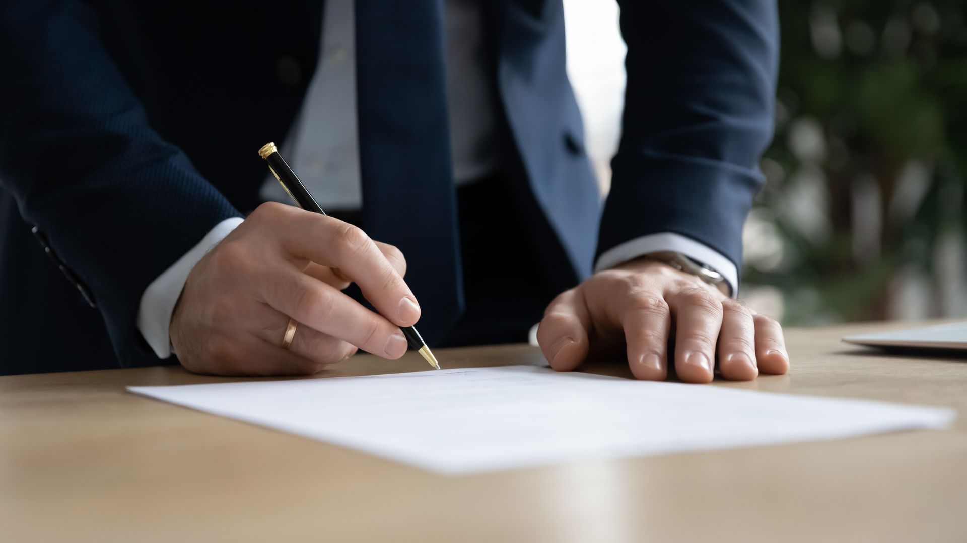 Un homme signe un contrat.