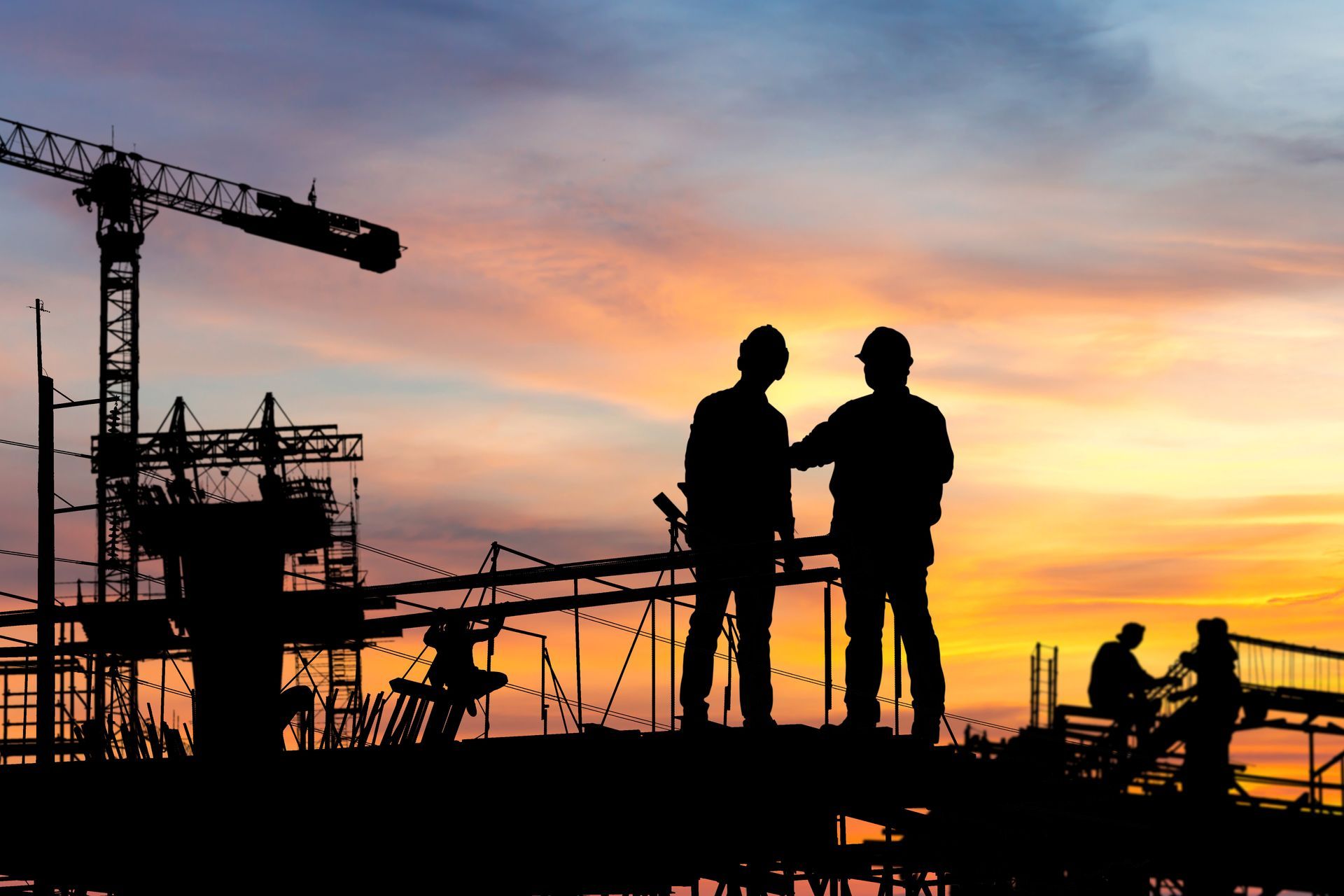 Un chantier et le coucher de soleil.