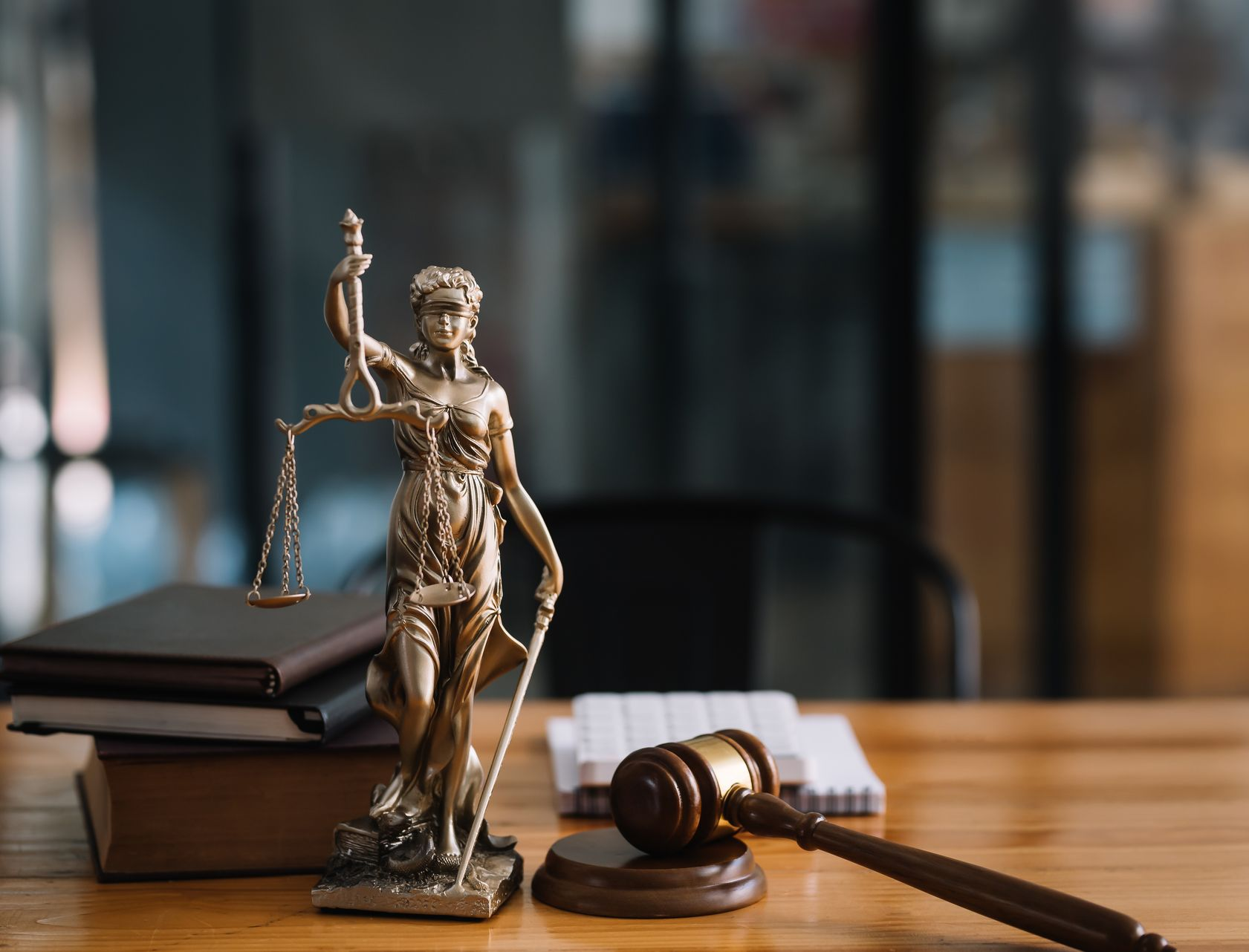 Un maillet et une statuette.