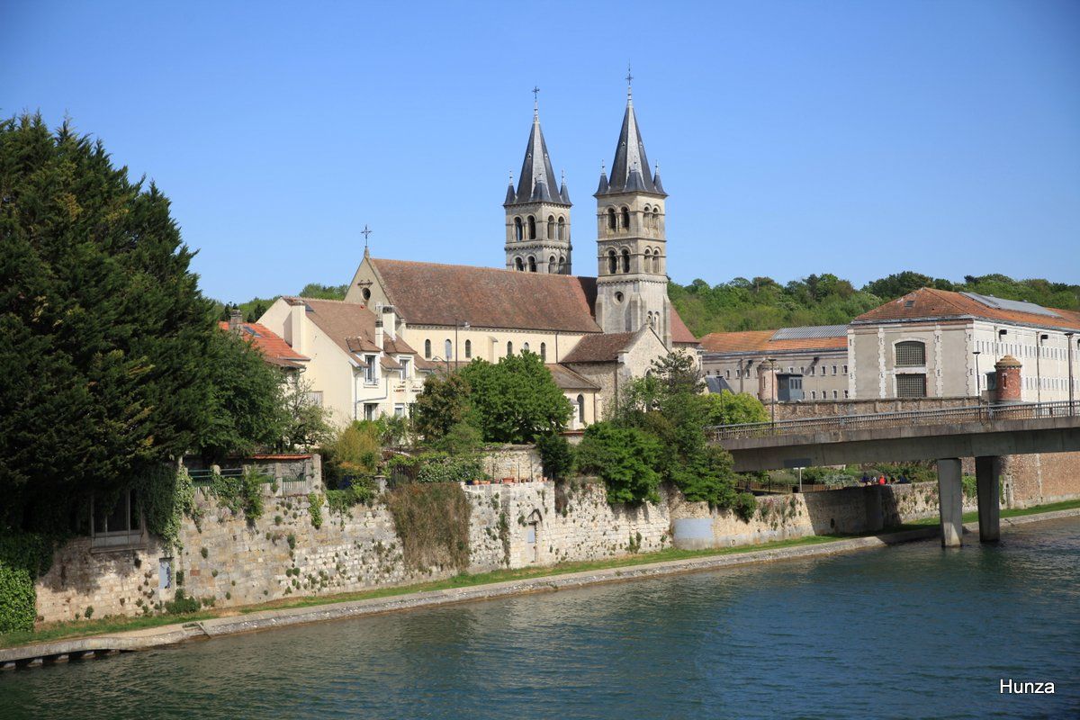 Une église avec deux clochers.