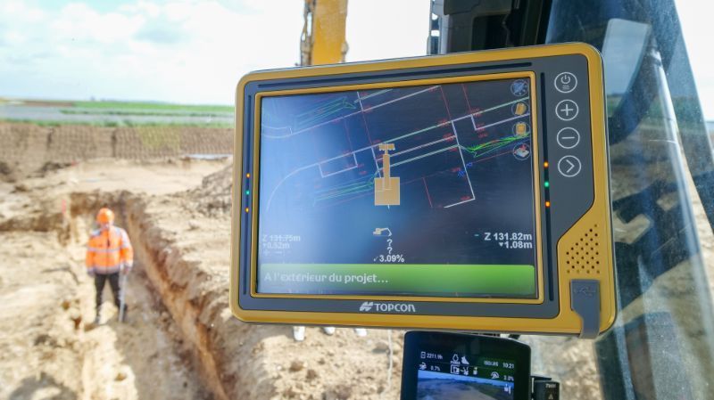 Tablette à l'intérieur d'une pelleteuse 